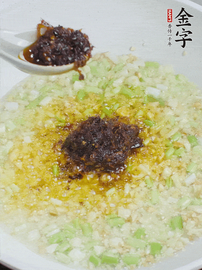 下蔥姜、1大勺金字火腿大師醬爆香。