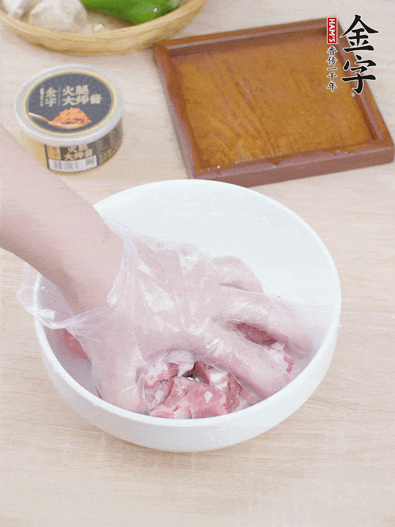 豬小排，加1勺料酒、1勺蠔油、1/3勺白胡椒粉、淀粉，抓拌均勻腌漬30分鐘。青椒去蒂去籽切塊。洋蔥去皮切塊。