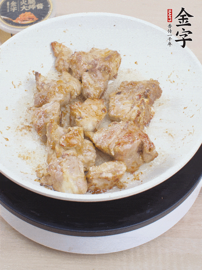 油4成熱，下小排煎炒至邊緣微微發(fā)焦。