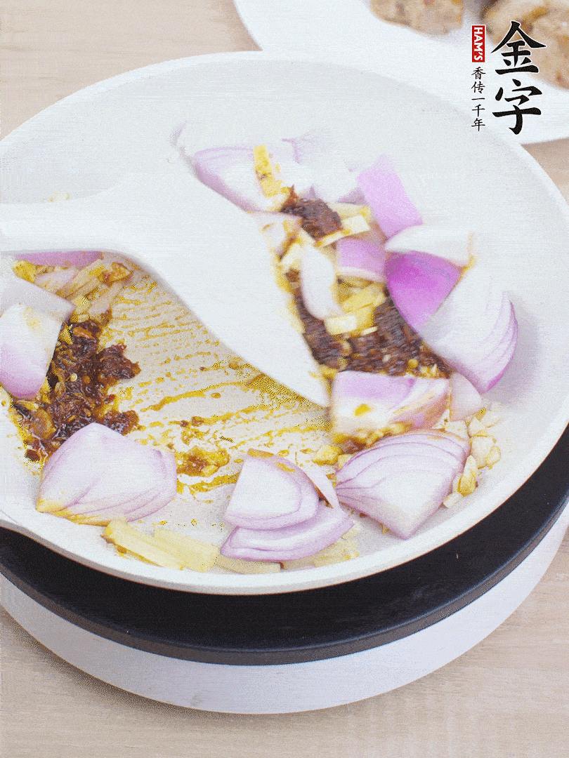 另起一鍋，姜、蒜末、1勺金字火腿大師醬、洋蔥塊炒香。