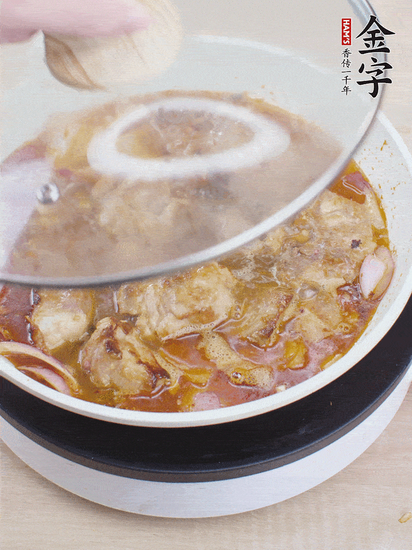 下小排翻炒，加1勺生抽、1點白砂糖和少許水燜2分鐘。