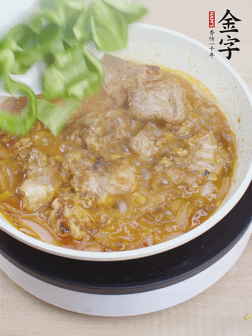 下青椒，翻炒炒至湯汁收干。