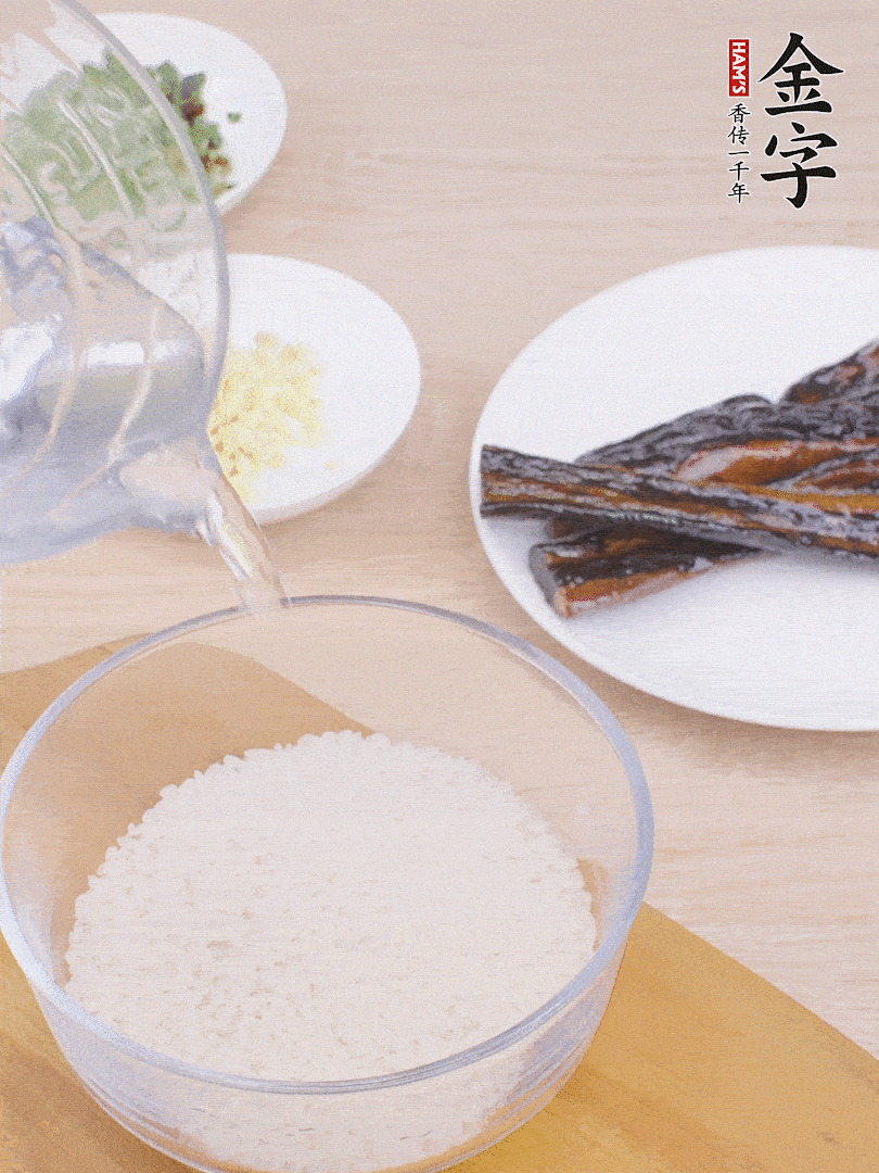 大米提前用清水浸泡1小時。