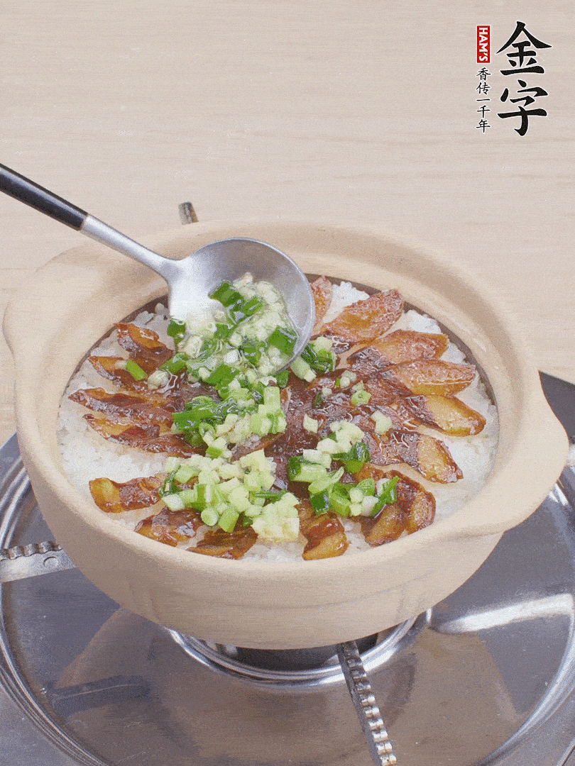 倒蔥姜醬再燜1分鐘。（也可以淋點生抽）