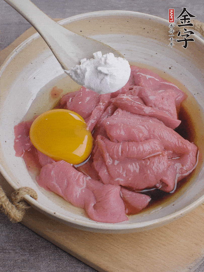 牛肉切片，雞蛋1個(gè)、水2勺、料酒1/2勺、生抽1/2勺、生粉1勺腌15分鐘。
