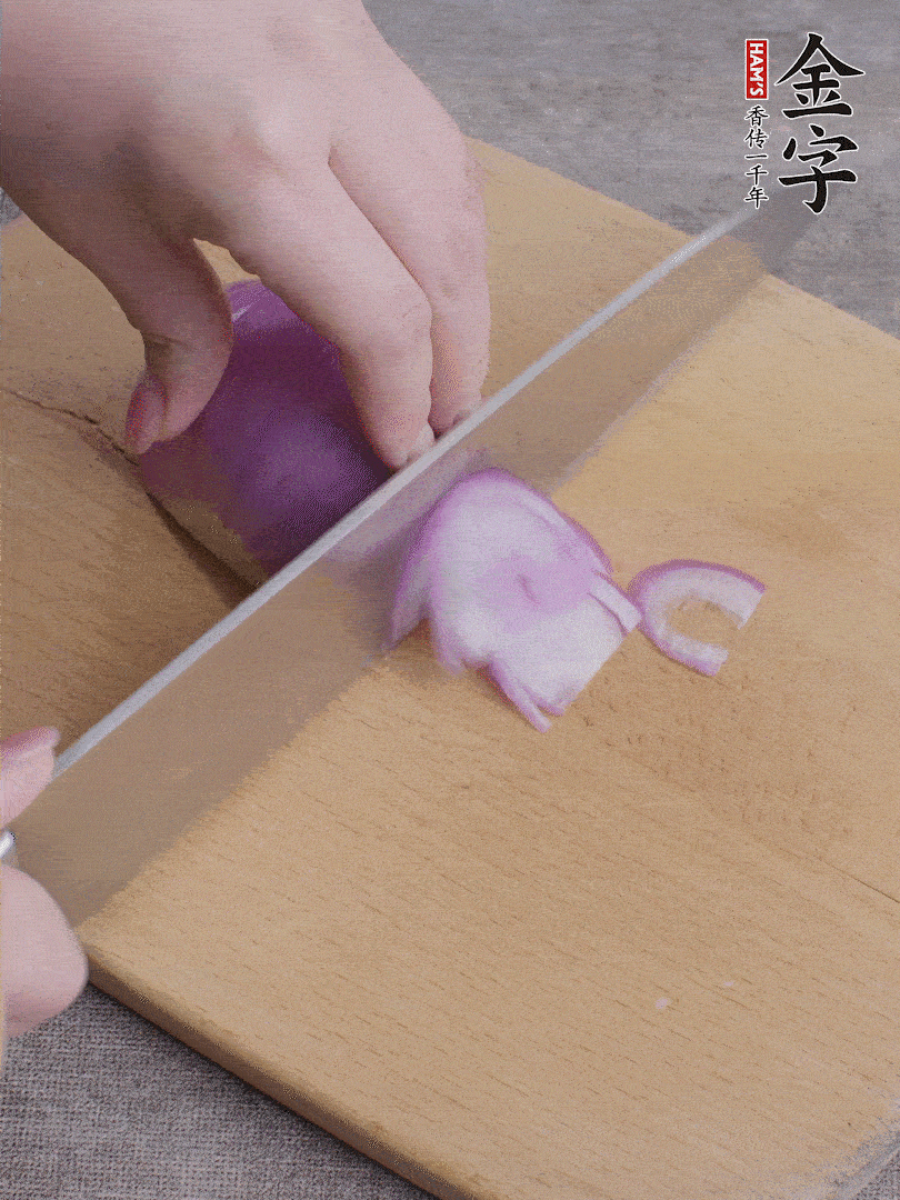 洋蔥切絲、蔥切段。