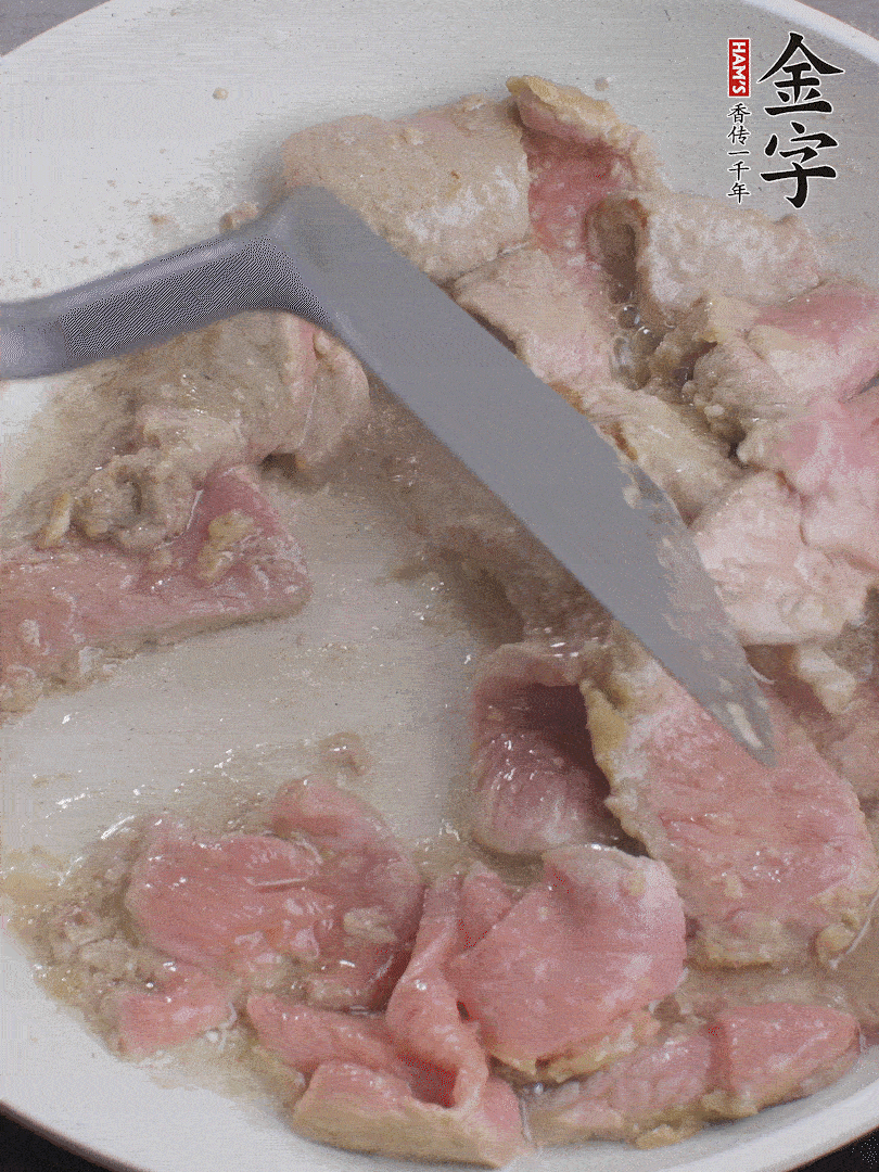 鍋中少油，下牛肉炒至變色。（盛出來）