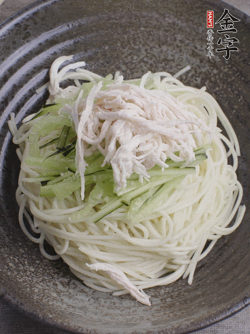 堿水面（熟）倒入大碗中，鋪上黃瓜絲、雞絲。