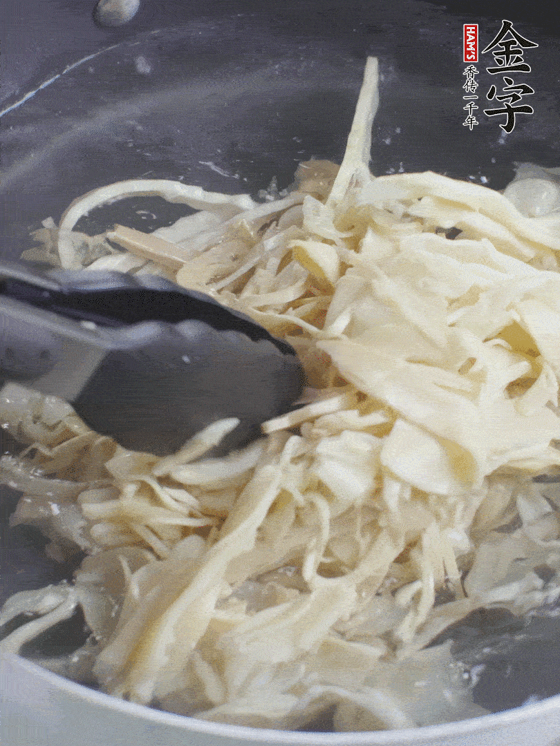 糯米筍焯水1分鐘，過涼水，擠干水份。