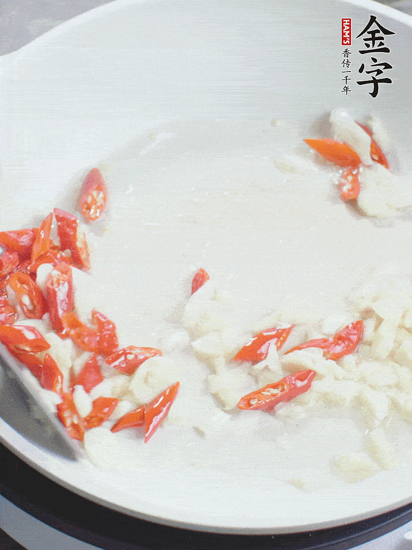 冷鍋熱油，下辣椒、大蒜煸香。