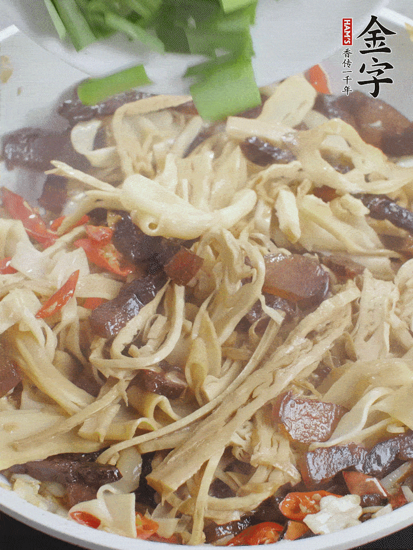 翻炒均勻，下蒜葉。