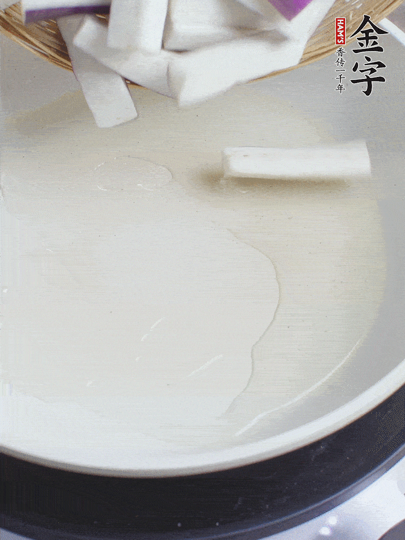 杭茄洗凈去蒂，縱向剖成4份，切成長10cm左右的段。白洋蔥切絲。口蘑洗凈去掉柄。紅椒切菱形片。