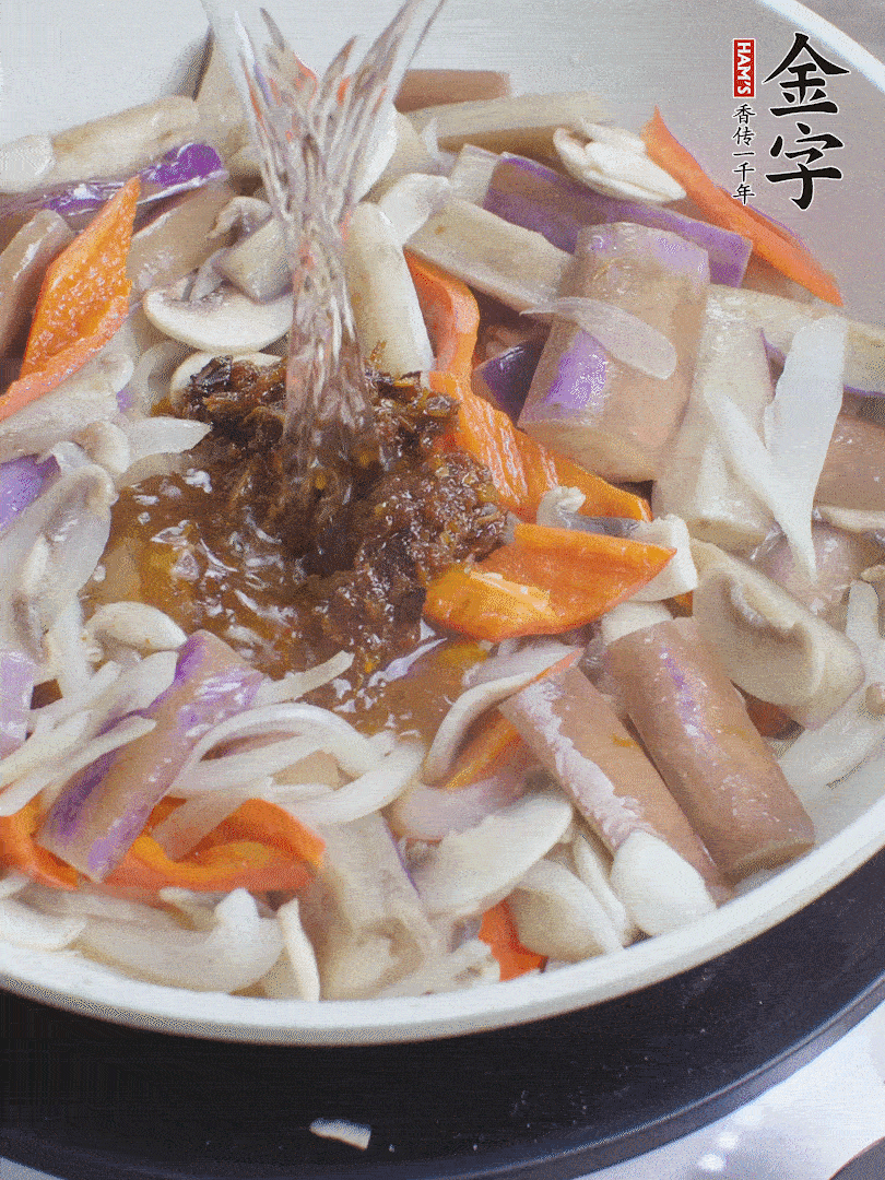 下茄子、口蘑，淋入料汁，加熱水份收干。