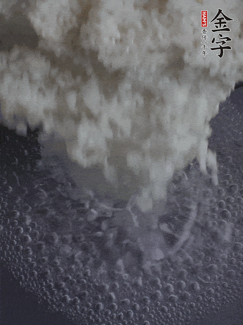 浸泡好的大米，沸水下鍋煮5分鐘，撈出瀝干。