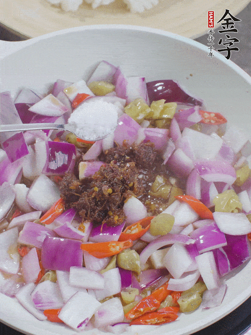 加1大勺金字火腿大師醬、2勺生抽、1勺糖，翻炒。