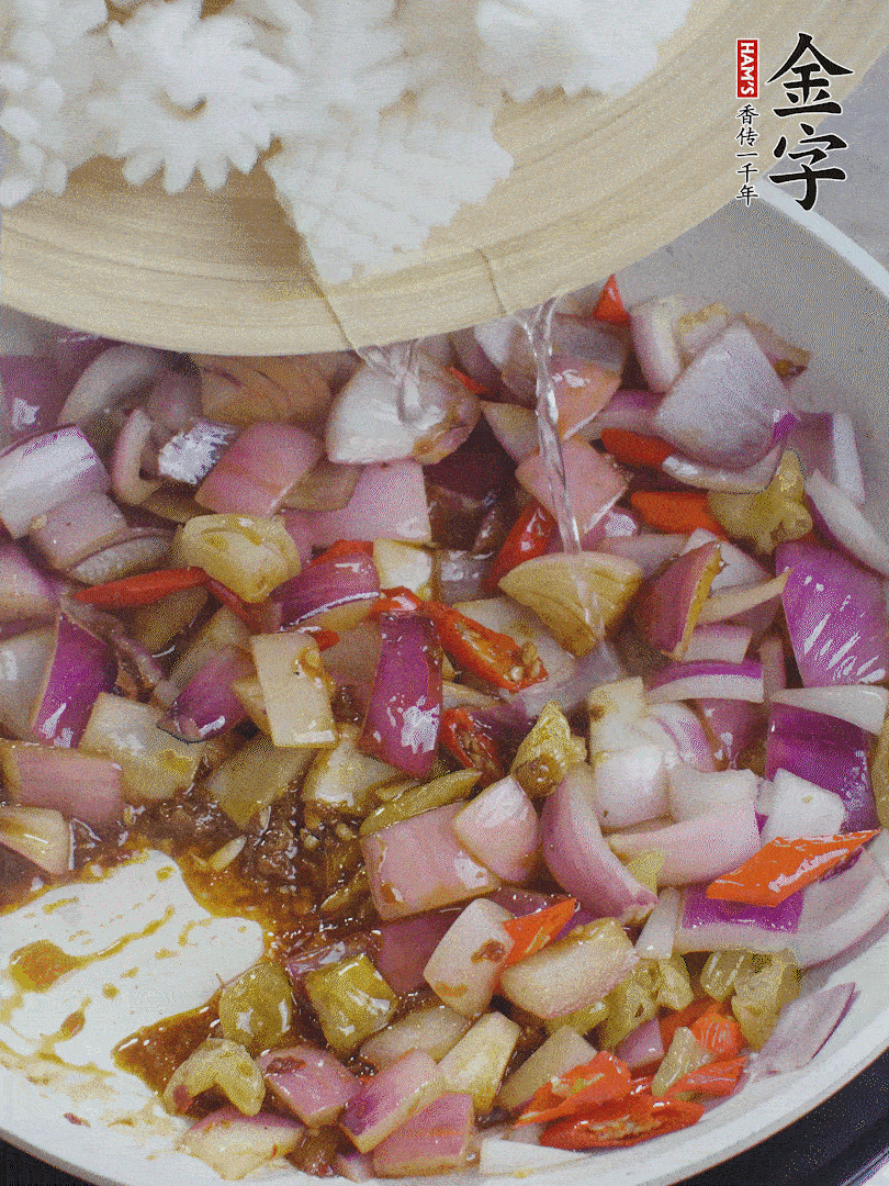 下魷魚花，2勺料酒炒勻。