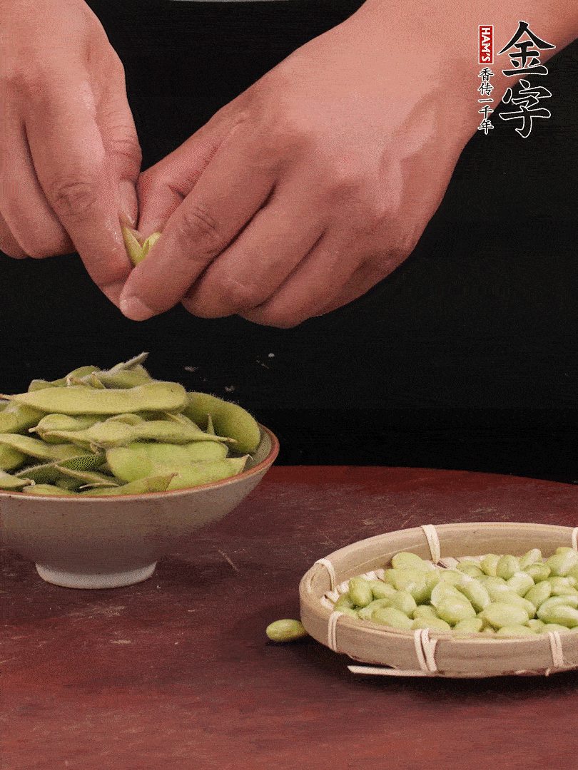 新鮮毛豆剝殼。