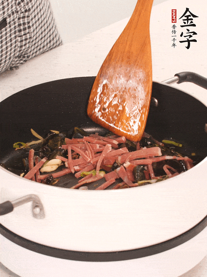 加入火腿煸炒一會(huì)，倒入開水燉煮15分鐘。
