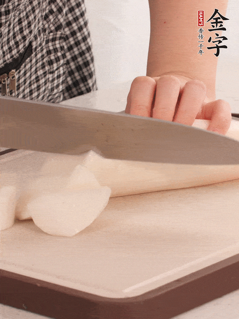 蘿卜切塊，火腿切片。