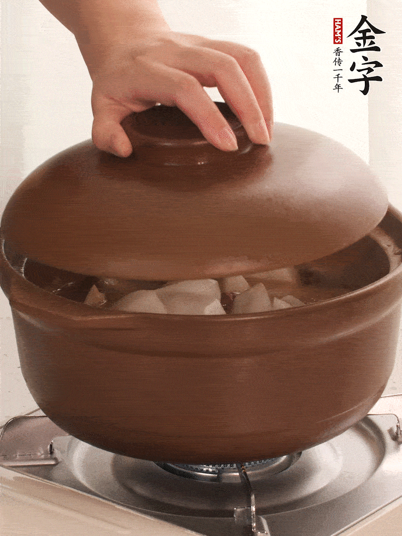 倒沒過食材的熱水，大火燒開。蓋上蓋子轉(zhuǎn)中小火，燉15-20分鐘。等蘿卜煮到喜歡的軟爛度就可以關(guān)火。