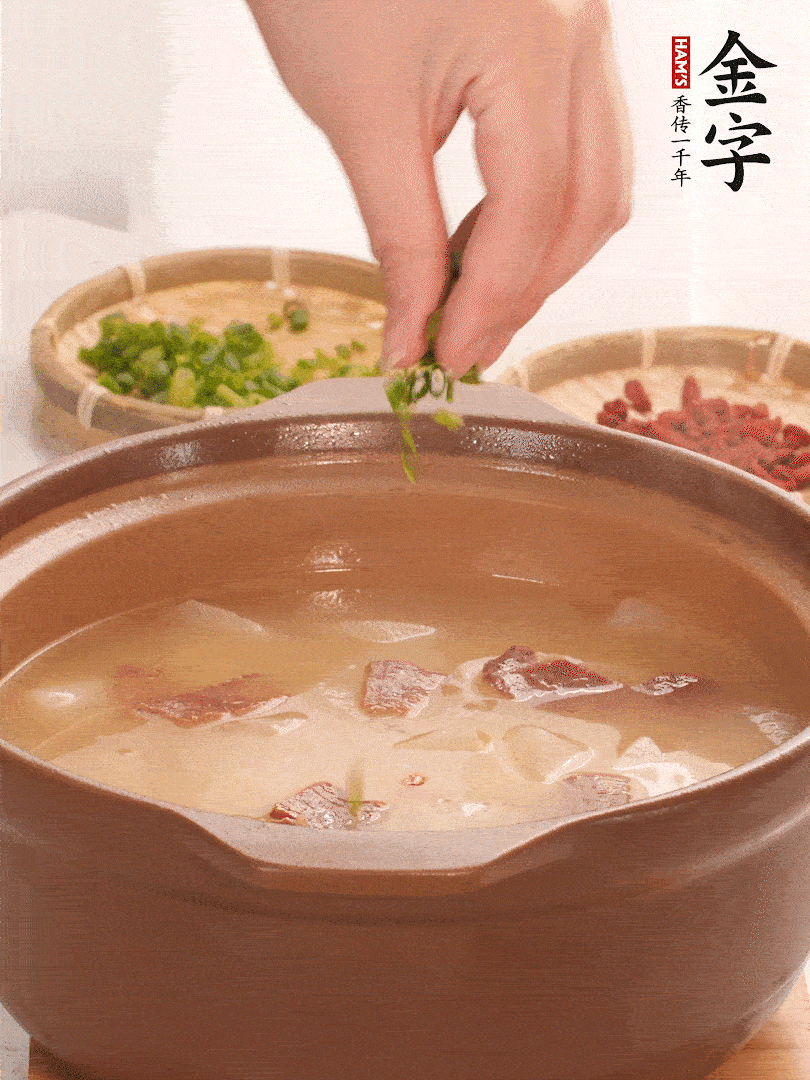 最后點綴點小蔥花、枸杞，增色提味。