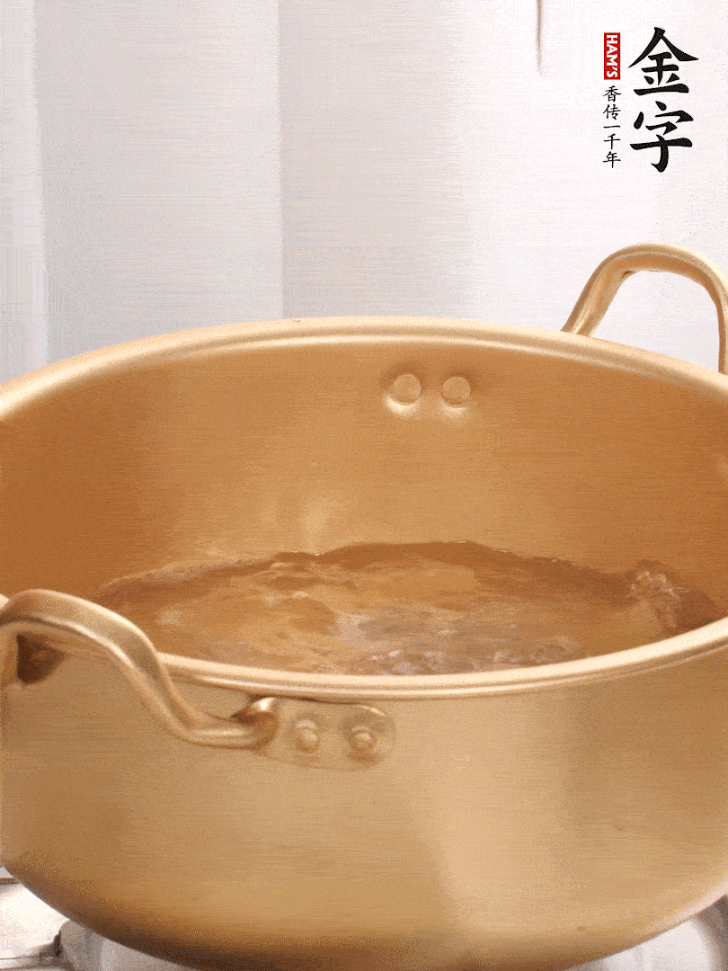 排骨加姜片、料酒，冷水下鍋焯水，撇去浮沫。