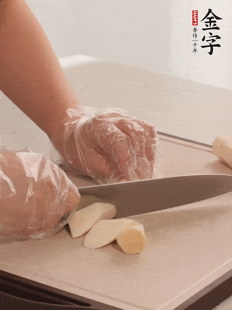 鐵棍山藥洗凈削皮，切斜刀塊。