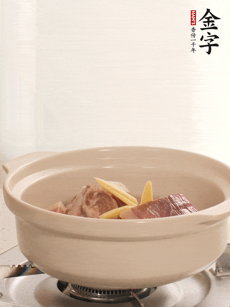 湯鍋放入排骨、火腿、姜，加適量水。煮開后轉(zhuǎn)小火燉40分鐘。