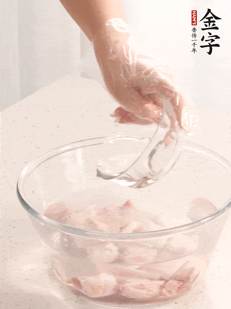 豬蹄除去雜毛、刮去油膩，斬成大塊，冷水浸泡半小時出血水，冷水下鍋，放入姜片、醋去腥，水燒開大約2分鐘，撈出。（白醋能夠讓豬蹄更白凈）