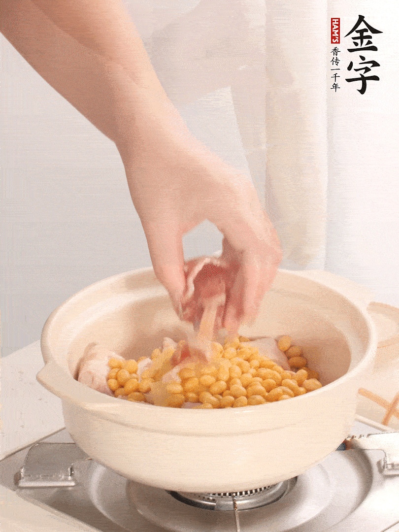 湯鍋放入豬蹄、姜片，加入黃豆、火腿，倒入足量的清水、適量料酒。