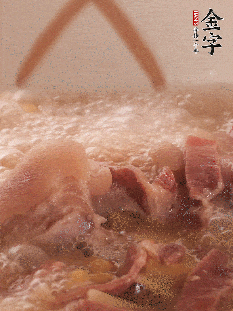 大火將水煮開后，蓋上鍋蓋，轉(zhuǎn)小火慢燉1個半小時。