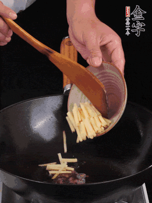 留少許余油，下姜絲、毛豆、火腿翻炒。