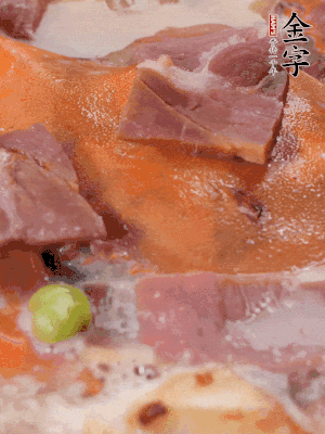 放適量料酒、清水煮到沸騰，再下蟹塊燜煮8分鐘。