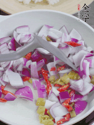 冷鍋熱油，下洋蔥、小米辣、泡椒，炒出香味。