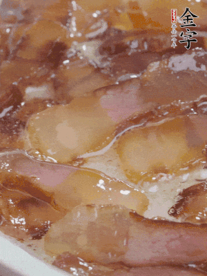 油5成熱，醬油肉煸香。