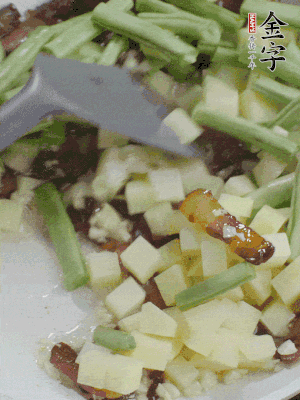 下蒜末、豆角、土豆塊翻炒。