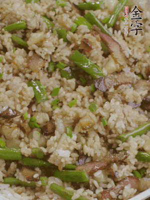 淋一點(diǎn)生抽、蠔油，撒蔥花。