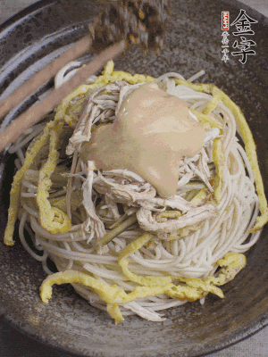 生抽1勺、醋1勺、芝麻醬1勺、金字火腿大師醬1勺。