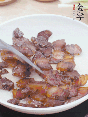 熱鍋少油，醬油肉煸出油脂，盛出。