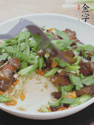 倒蒜葉翻炒均勻。