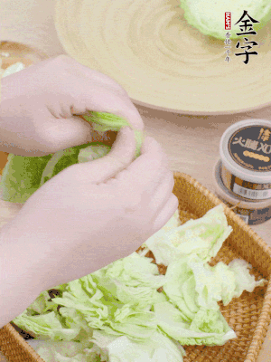 卷心菜掰成小片。