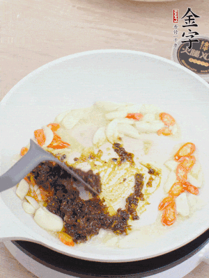 豬油下鍋，爆香蒜片、金字火腿XO醬。