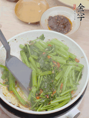 下空心菜炒軟。