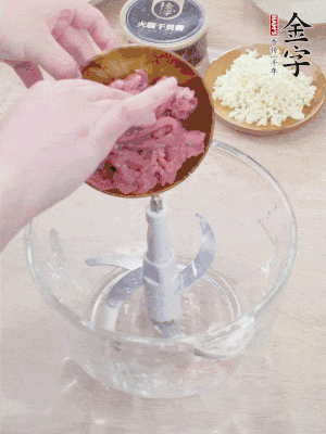 江南野筍干浸泡至軟；豬五花肉切薄片；腐皮改刀切成長方形。