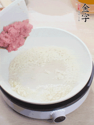 鍋內(nèi)熱油，蒜泥、牛肉泥炒至酥香。