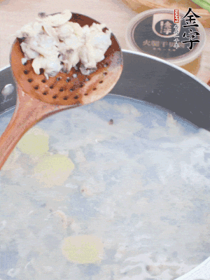 沸水下花蛤肉、姜片、料酒焯水。