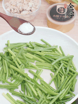 起鍋熱油，下韭菜苔炒至變色。加少許鹽。