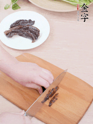 金字醬油肉下鍋煮10分鐘，切薄片。