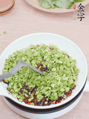 下菜梗翻炒，混合醬油肉。