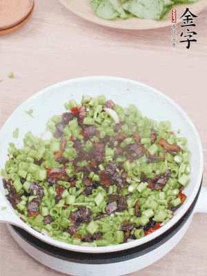 1勺生抽、1勺蠔油、1點點白糖調(diào)味。